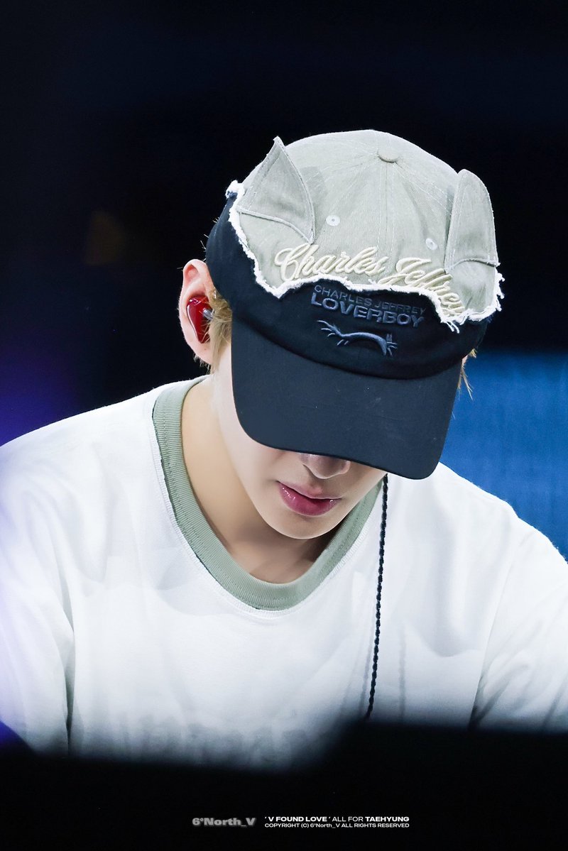 HolyZk's tweet photo. 260706 BTS WORLD TOUR 'ARIRANG' IN LONDON
#태형 #뷔 #TAEHYUNG #V https://t.co/nZ55mYGb0a