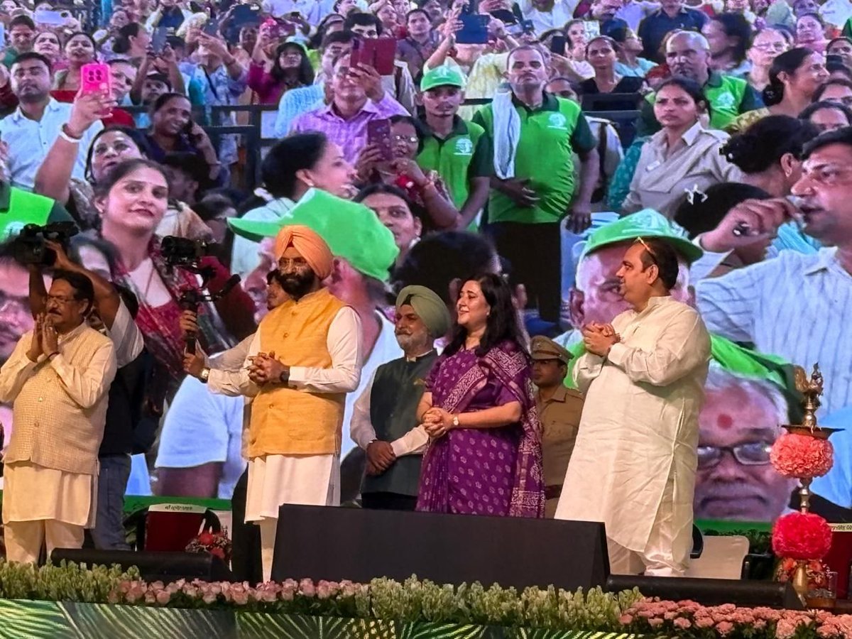 NewsAlgebraIND's tweet photo. Delhi is finally seeing action, not Kejriwal's blame game.

Today, HM @AmitShah flagged off more than 300 electric buses and launched a massive drive to plant 70 lakh trees across Delhi.

Health & Transport Minister @drpankajbjp is setting an example for every pollution-hit state to follow!
