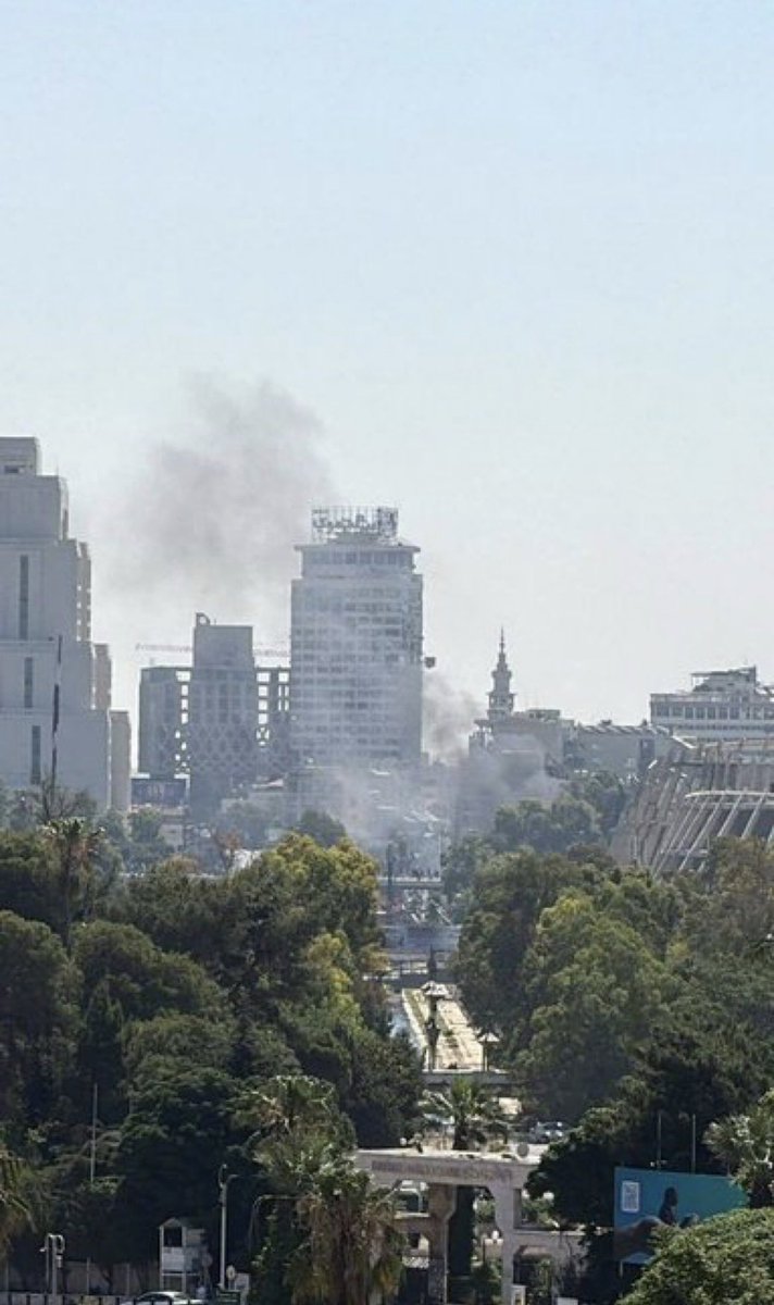 LeFilFranc's tweet photo. 🚨 [URGENT] — Explosions à Damas pendant la visite officielle d’Emmanuel Macron en Syrie, à proximité de l’hôtel où le président français séjournait. Le convoi présidentiel aurait quitté les lieux quelques minutes avant les détonations. 

Le président français se trouve actuellement au palais présidentiel pour rencontrer le président syrien Ahmad al-Charaa.