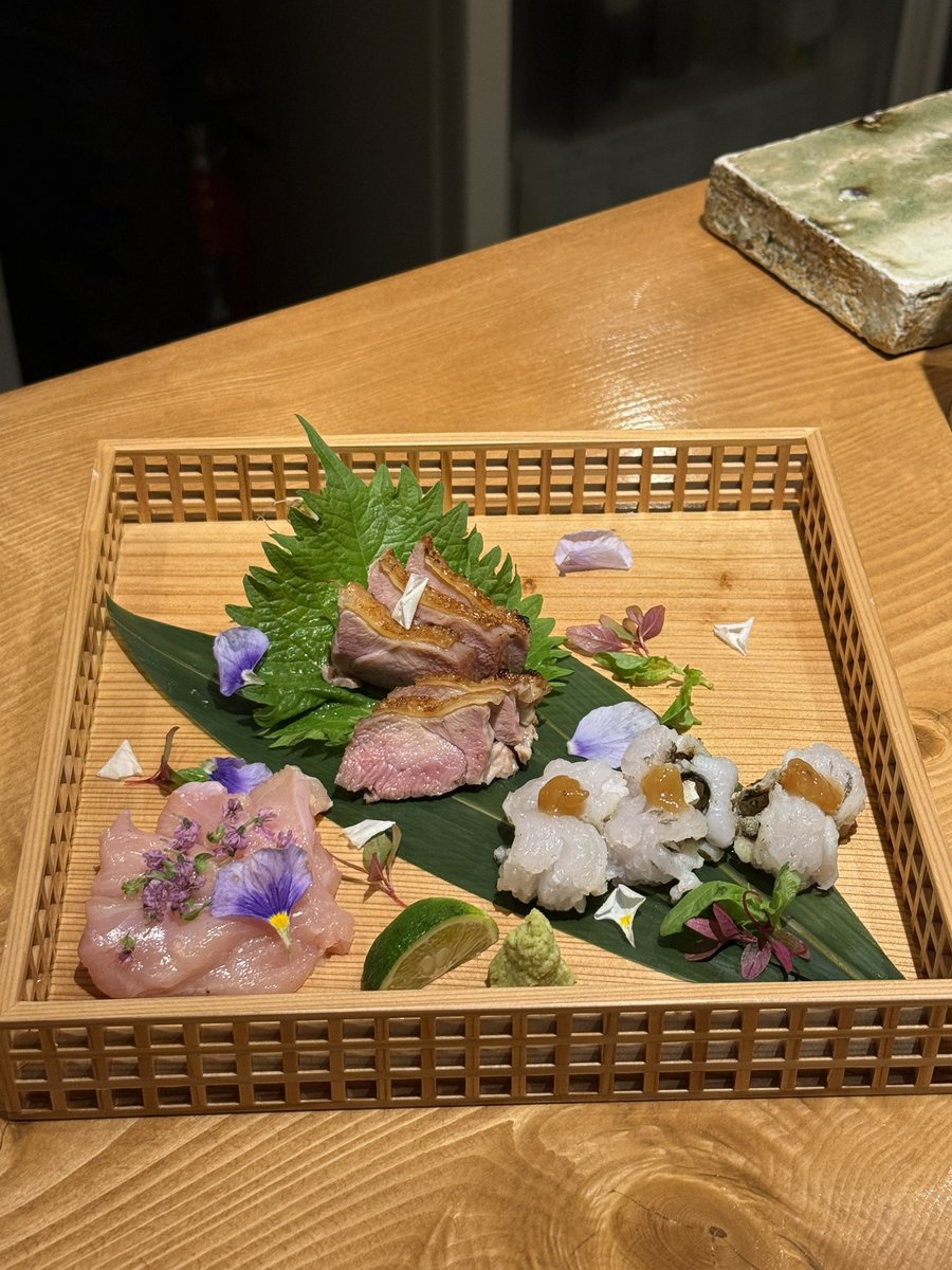 crew_value1's tweet photo. 北新地に6月オープン【鳥と旬菜 878】
京赤地鶏や熊野地鶏などの厳選地鶏を
焼鳥、七輪焼き、すき焼き、山椒鍋など
多彩な食べ方でいただけるお店
雰囲気も良くてデートや記念日にオススメ

【住所】
���阪市北区曽根崎新地1-2-17  #PR https://t.co/hCX38tg78I