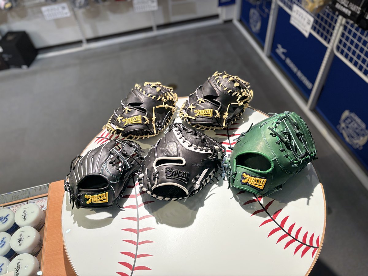 _baseballselect's tweet photo. タイシークラフトの軟式グラブ・ミットを集めました！

一般用、少年用、ポジションごと、オールラウンド、スワロースポーツ限定等いろいろあります！

月に2回ほど販売会＆修理相談会も実施しています🦖

次回開催日は別途お知らせします。

是非店頭にてお確かめください♪ https://t.co/G49s3R4sFk