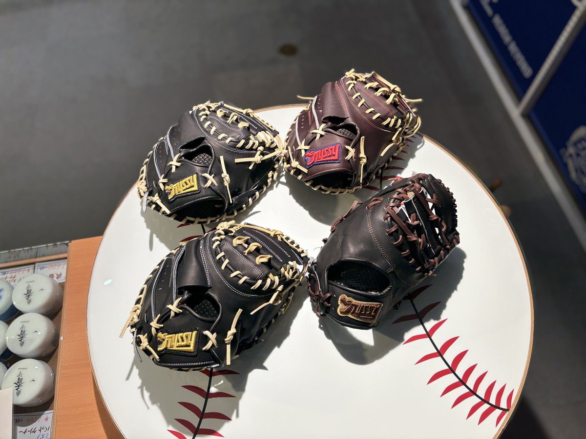 _baseballselect's tweet photo. タイシークラフトの軟式グラブ・ミットを集めました！

一般用、少年用、ポジションごと、オールラウンド、スワロースポーツ限定等いろいろあります！

月に2回ほど販売会＆修理相談会も実施しています🦖

次回開催日は別途お知らせします。

是非店頭にてお確かめください♪ https://t.co/G49s3R4sFk