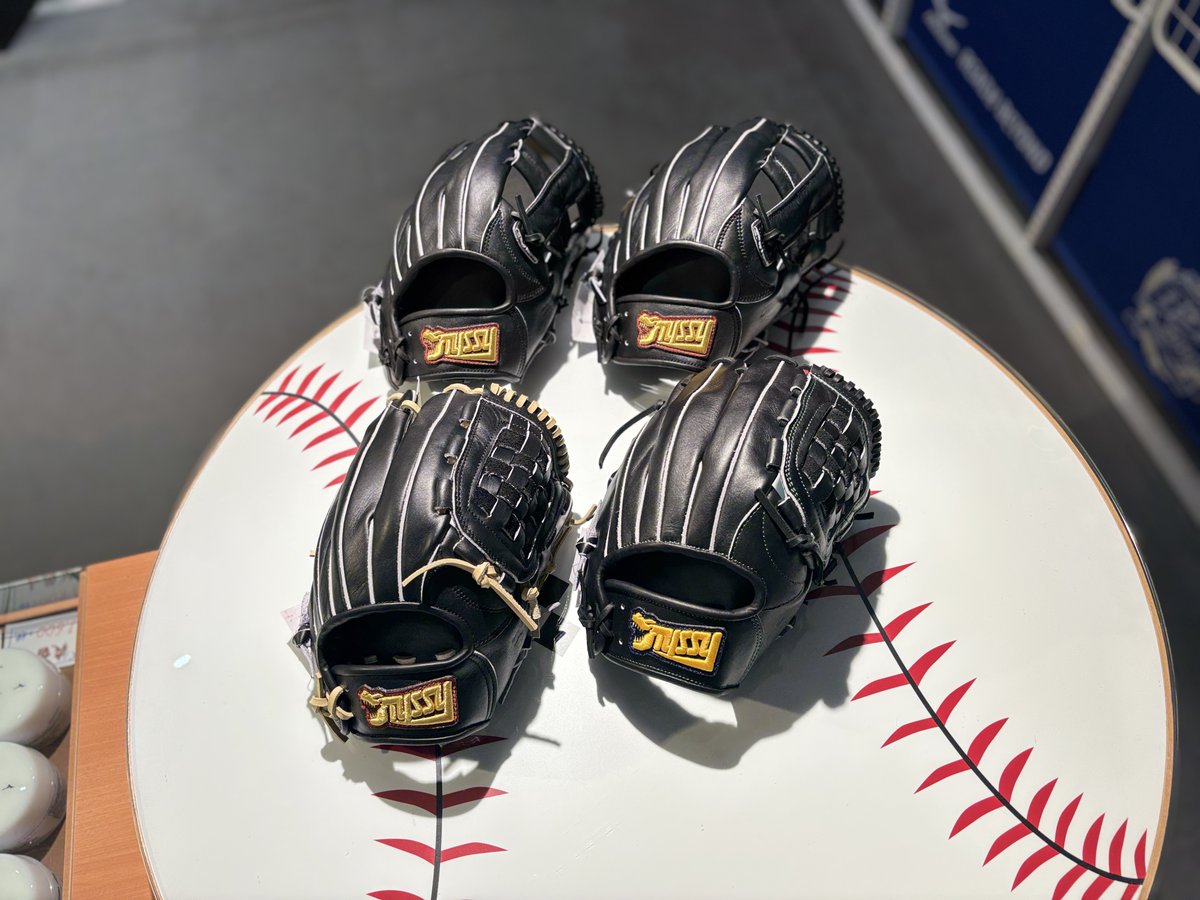_baseballselect's tweet photo. タイシークラフトの軟式グラブ・ミットを集めました！

一般用、少年用、ポジションごと、オールラウンド、スワロースポーツ限定等いろいろあります！

月に2回ほど販売会＆修理相談会も実施しています🦖

次回開催日は別途お知らせします。

是非店頭にてお確かめください♪ https://t.co/G49s3R4sFk
