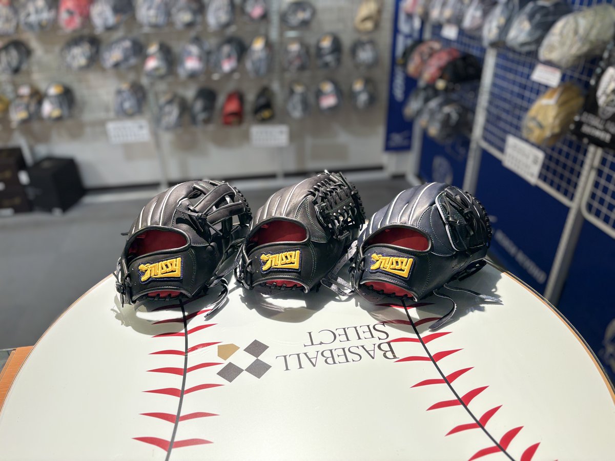 _baseballselect's tweet photo. タイシークラフトの軟式グラブ・ミットを集めました！

一般用、少年用、ポジションごと、オールラウンド、スワロースポーツ限定等いろいろあります！

月に2回ほど販売会＆修理相談会も実施しています🦖

次回開催日は別途お知らせします。

是非店頭にてお確かめください♪ https://t.co/G49s3R4sFk
