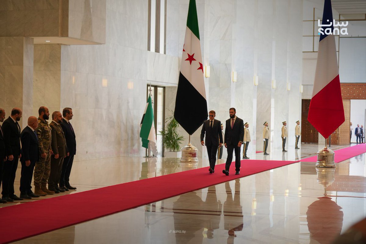 ivarmm's tweet photo. الرئيس أحمد الشرع يستقبل نظيره الفرنسي ماكرون في قصر الشعب بدمشق. https://t.co/Itghqqavuz