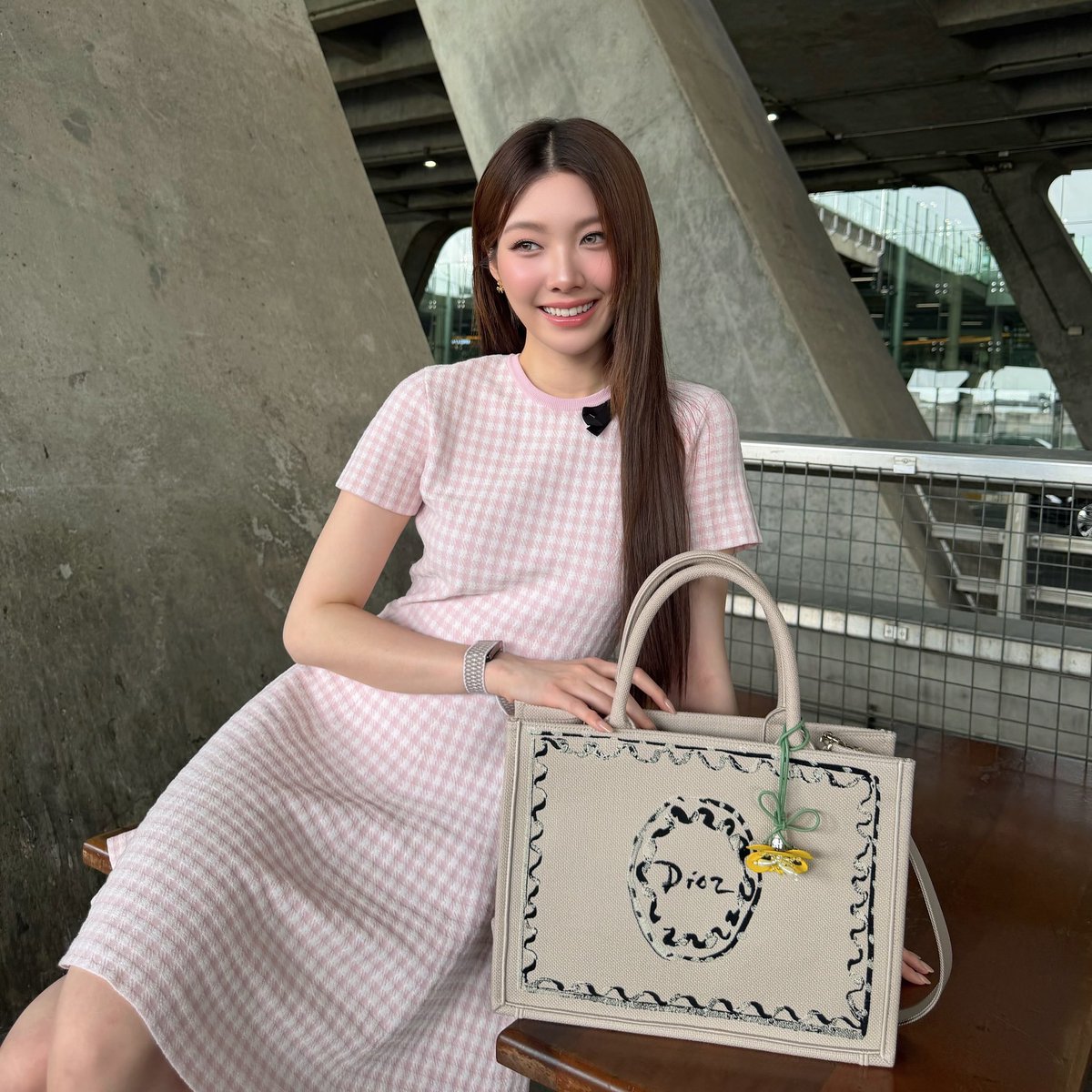LingOrm_BH's tweet photo. คุณหนูคนสวยขาาาาาา สมมง BA Dior สุดๆ 🤍🌼🎀✨️ 

Cr. ig : orm.kornnaphat 

#Dior 
#Dioriviera
#ออมกรณ์นภัส‌ 
#OrmKornnaphat https://t.co/CkIMa2It18