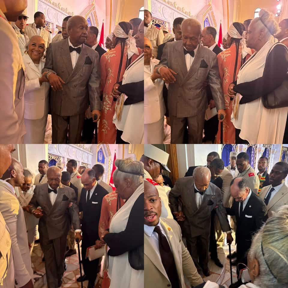 3xandrew's tweet photo. ‘Brother Silas Muhammad of the Lost Found Nation of Islam showed his respect and condolences at the Janazah of Mother Khadijah Farrakhan. That’s Black Muslim civilized respect and honor. Salute!’ | BLACK MUSLIM LEGACY
#HonouringKhadijah #Khadijah #Farrakhan https://t.co/x2mkrEpCk0