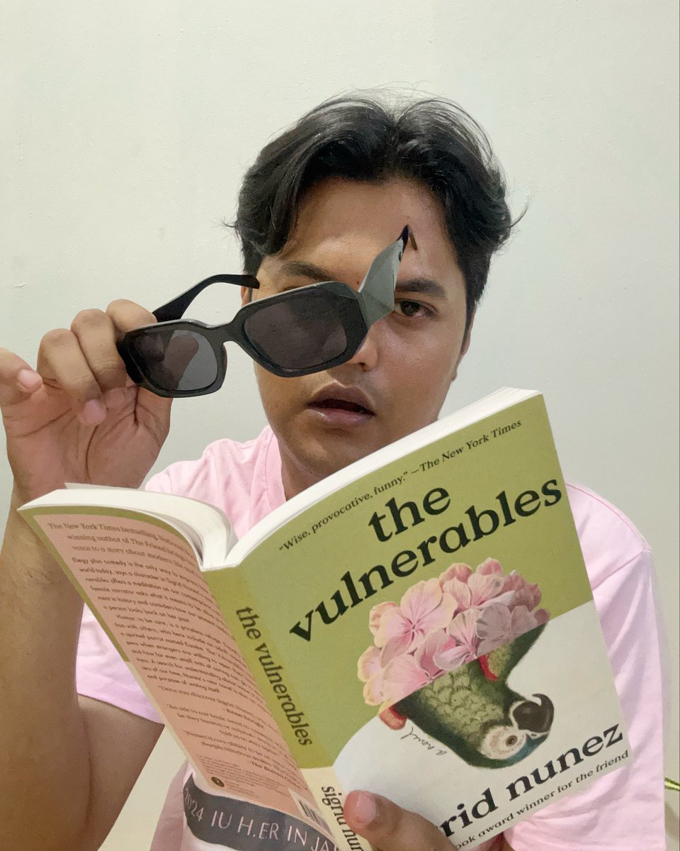 meusaneut_'s tweet photo. currently reading:
#sigridnunez #thevurnarables https://t.co/xqJeuMih3P