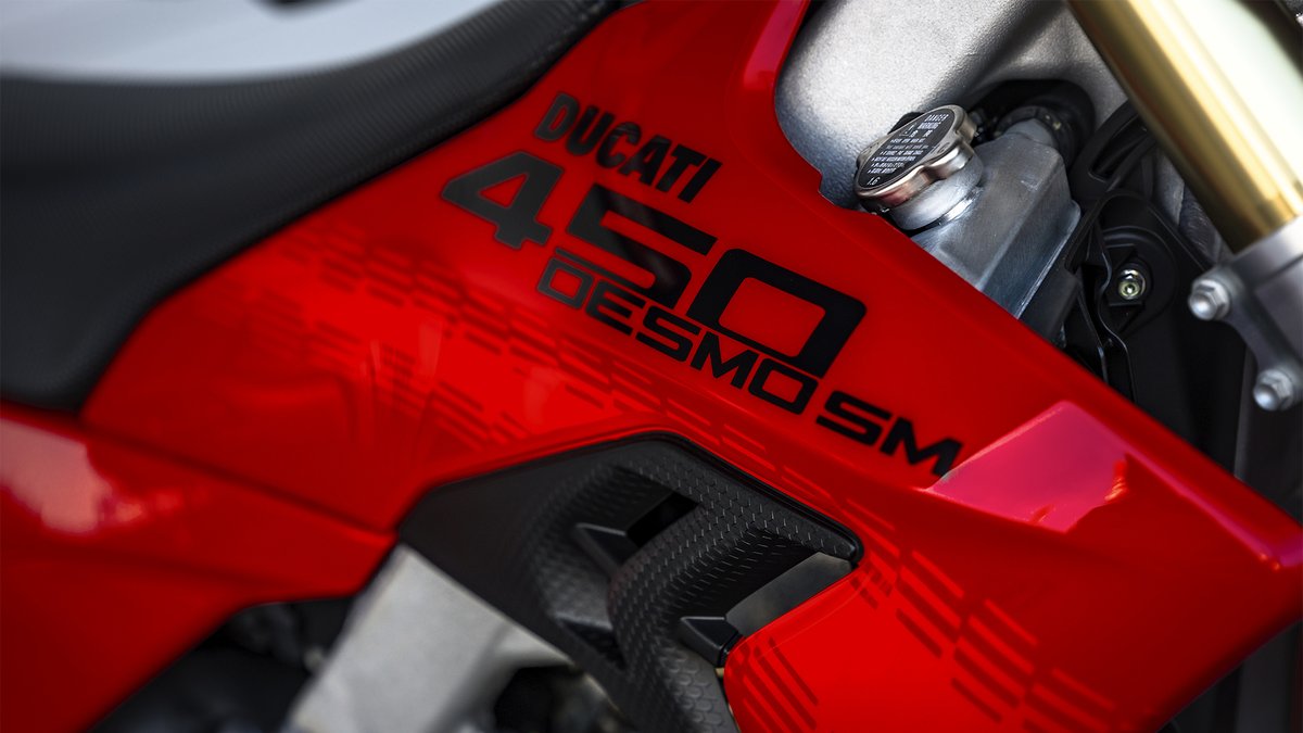 ducati_japan's tweet photo. 【Desmo450 SM】
ドゥカティ初となる、競技専用のレーシング・スーパーモタードが、ついに姿を現しました。
「ワールド・ドゥカティ・ウィーク」でプレビュー公開されたDesmo450 SMは、この競技のために専用開発された一台。

ブレーキ、サスペンション、エンジンコンポーネント、ボディワークに至るまで、スーパーモタードに求められる性能を追求しています。

さらに、スーパーモト世界選手権で4度のチャンピオンに輝いたマーク・ライナー・シュミットがライディングし、初参戦のレースで勝利。
その実力は、すでに結果で証明されています。

2026年9月、正式デビューへ。
すべての技術仕様が明らかになるその瞬間を、ぜひお待ちください。
#Ducati #Desmo450SM #DucatiCorse #Supermoto #ドゥカティ