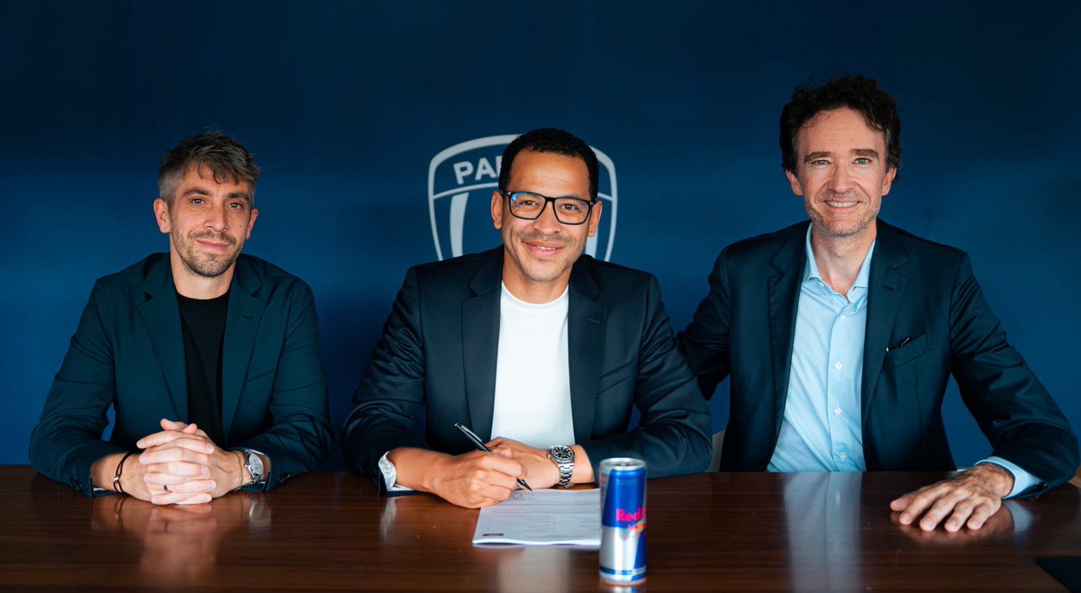 _BeFootball's tweet photo. 🚨🚨 OFFICIEL ! LIAM ROSENIOR 🏴󠁧󠁢󠁥󠁮󠁧󠁿 EST LE NOUVEL ENTRAÎNEUR DU PARIS FC JUSQU’EN 2028 ! 💙🤍

📸 @ParisFC https://t.co/7W8GF7PRB5