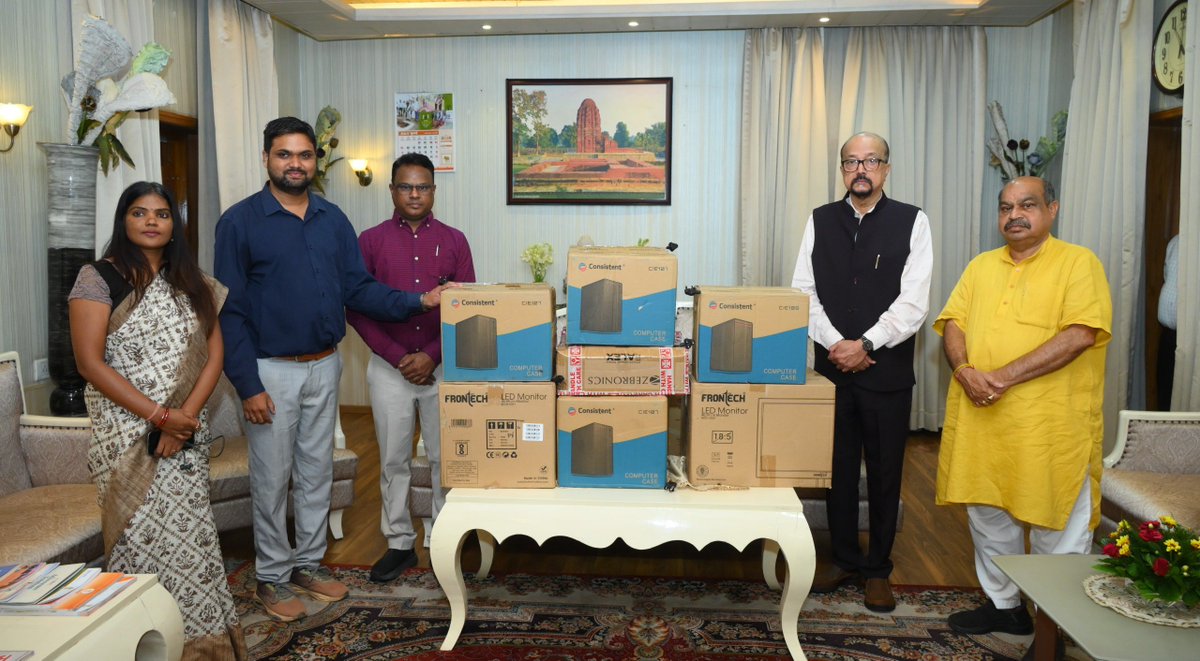 राज्यपाल श्री रमेन डेका ने शिक्षा के क्षेत्र में डिजिटल संसाधनों को बढ़ावा देने की दिशा में महत्वपूर्ण पहल करते हुए अपने स्वेच्छानुदान मद ...