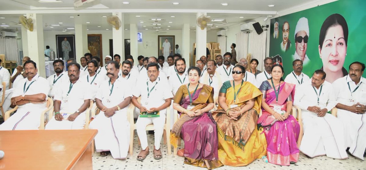 AIADMKOfficial's tweet photo. மாண்புமிகு கழகப் பொதுச் செயலாளர் புரட்சித் தமிழர் திரு. @EPSTamilNadu அவர்கள் தலைமையில், 

இராணிப்பேட்டை கிழக்கு, இராணிப்பேட்டை மேற்கு மற்றும் திருப்பத்தூர் மாவட்டத்திற்கு உட்பட்ட கழக நிர்வாகிகள் ஆலோசனைக் கூட்டம் தலைமைக் கழகம் புரட்சித் தலைவர் எம்ஜிஆர் மாளிகையில் நடைபெற்றது.

#AIADMK