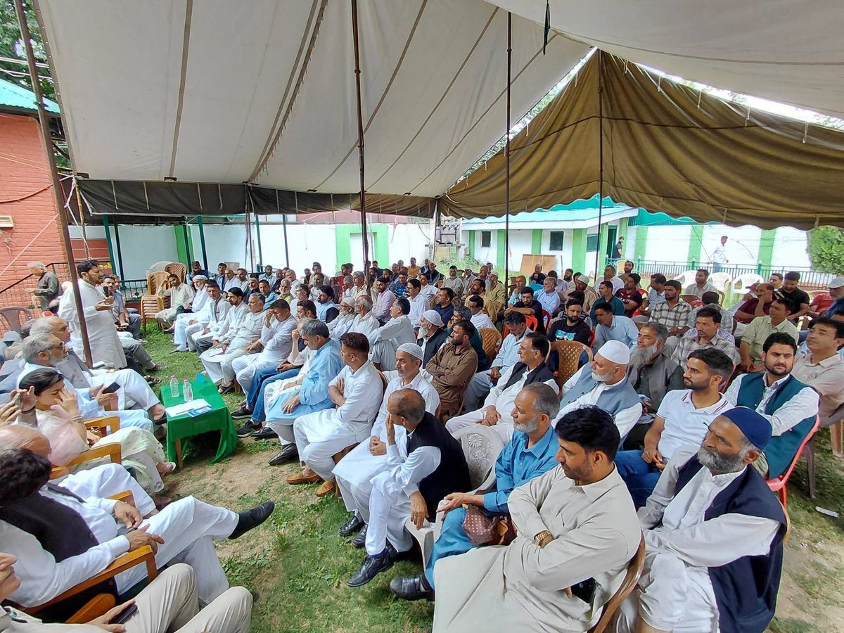 CnnKashmir's tweet photo. The Jammu and Kashmir Peoples Democratic Party (PDP) today convened a meeting of its office bearers and constituency in-charges from District Anantnag at the party headquarters in Srinagar. https://t.co/DwBAlK3bST