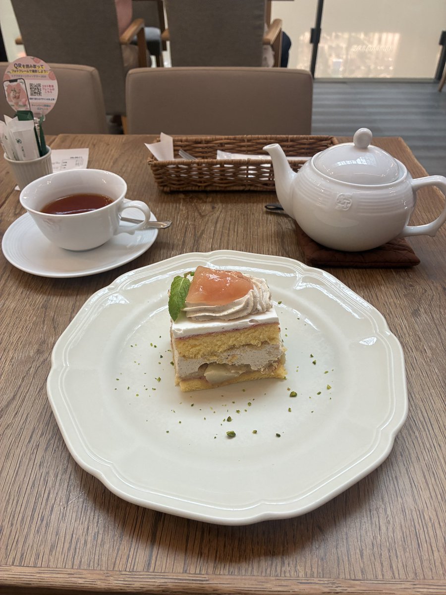 RikaF612's tweet photo. 娘の期末テストが終わったから、ちょっと羽伸ばしに来ています。😅🍰☕️💐💝✨ https://t.co/AwtxdDWviK