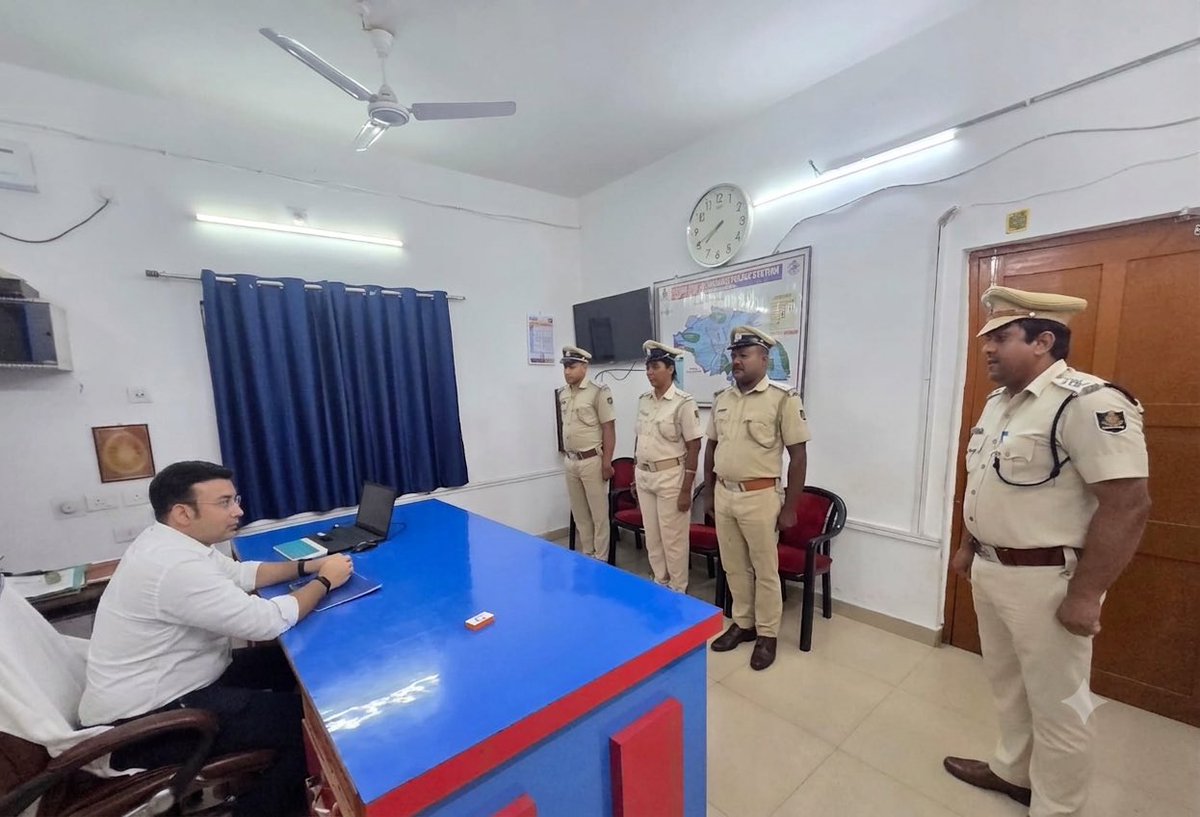 SP_Anugola's tweet photo. SP Anugola visited Khamar Police Station & SDPO Office Palalahada and reviewed various aspects of police functioning. 
He interacted with personnel of all ranks and assessed measures relating to law and order, investigation, and public service delivery. Emphasizing professionalism, discipline, and prompt grievance redressal, he urged all personnel to work with dedication towards ensuring efficient, transparent, and citizen-friendly policing.

ଅନୁଗୋଳ ଆରକ୍ଷୀ ଅଧିକ୍ଷକ ଖମାର ପୋଲିସ ଷ୍ଟେସନ ଏବଂ ପାଳଲହଡା ଏସଡିପିଓ କାର୍ଯ୍ୟାଳୟ ପରିଦର୍ଶନ କରି ପୋଲିସ କାର୍ଯ୍ୟକାରିତାର ବିଭିନ୍ନ ଦିଗ ସମୀକ୍ଷା କରିଥିଲେ।
ସେ ସମସ୍ତ ପଦାଧିକାରୀଙ୍କ ସହ ଆଲୋଚନା କରିଥିଲେ ଏବଂ ଆଇନ ଶୃଙ୍ଖଳା, ତଦନ୍ତ ଏବଂ ସାଧାରଣ ସେବା ପ୍ରଦାନ ସମ୍ପର୍କିତ ପଦକ୍ଷେପଗୁଡ଼ିକର ମୂଲ୍ୟାଙ୍କନ କରିଥିଲେ। ବୃତ୍ତିଗତତା, ଶୃଙ୍ଖଳା ଏବଂ ତୁରନ୍ତ ଅଭିଯୋଗ ସମାଧାନ ଉପରେ ଗୁରୁତ୍ୱାରୋପ କରି, ସେ ସମସ୍ତ କର୍ମଚାରୀଙ୍କୁ ଦକ୍ଷ, ସ୍ୱଚ୍ଛ ଏବଂ ନାଗରିକ-ଅନୁକୂଳ ପୋଲିସିଂ ସୁନିଶ୍ଚିତ କରିବା ପାଇଁ ସମର୍ପିତ ଭାବରେ କାର୍ଯ୍ୟ କରିବାକୁ ଅନୁରୋଧ କରିଥିଲେ।
@odisha_police @DGPOdisha @homeodisha
