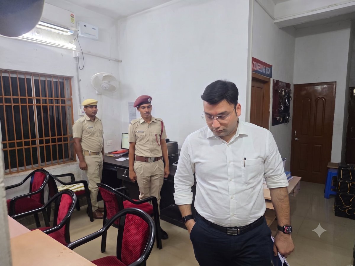 SP_Anugola's tweet photo. SP Anugola visited Khamar Police Station & SDPO Office Palalahada and reviewed various aspects of police functioning. 
He interacted with personnel of all ranks and assessed measures relating to law and order, investigation, and public service delivery. Emphasizing professionalism, discipline, and prompt grievance redressal, he urged all personnel to work with dedication towards ensuring efficient, transparent, and citizen-friendly policing.

ଅନୁଗୋଳ ଆରକ୍ଷୀ ଅଧିକ୍ଷକ ଖମାର ପୋଲିସ ଷ୍ଟେସନ ଏବଂ ପାଳଲହଡା ଏସଡିପିଓ କାର୍ଯ୍ୟାଳୟ ପରିଦର୍ଶନ କରି ପୋଲିସ କାର୍ଯ୍ୟକାରିତାର ବିଭିନ୍ନ ଦିଗ ସମୀକ୍ଷା କରିଥିଲେ।
ସେ ସମସ୍ତ ପଦାଧିକାରୀଙ୍କ ସହ ଆଲୋଚନା କରିଥିଲେ ଏବଂ ଆଇନ ଶୃଙ୍ଖଳା, ତଦନ୍ତ ଏବଂ ସାଧାରଣ ସେବା ପ୍ରଦାନ ସମ୍ପର୍କିତ ପଦକ୍ଷେପଗୁଡ଼ିକର ମୂଲ୍ୟାଙ୍କନ କରିଥିଲେ। ବୃତ୍ତିଗତତା, ଶୃଙ୍ଖଳା ଏବଂ ତୁରନ୍ତ ଅଭିଯୋଗ ସମାଧାନ ଉପରେ ଗୁରୁତ୍ୱାରୋପ କରି, ସେ ସମସ୍ତ କର୍ମଚାରୀଙ୍କୁ ଦକ୍ଷ, ସ୍ୱଚ୍ଛ ଏବଂ ନାଗରିକ-ଅନୁକୂଳ ପୋଲିସିଂ ସୁନିଶ୍ଚିତ କରିବା ପାଇଁ ସମର୍ପିତ ଭାବରେ କାର୍ଯ୍ୟ କରିବାକୁ ଅନୁରୋଧ କରିଥିଲେ।
@odisha_police @DGPOdisha @homeodisha