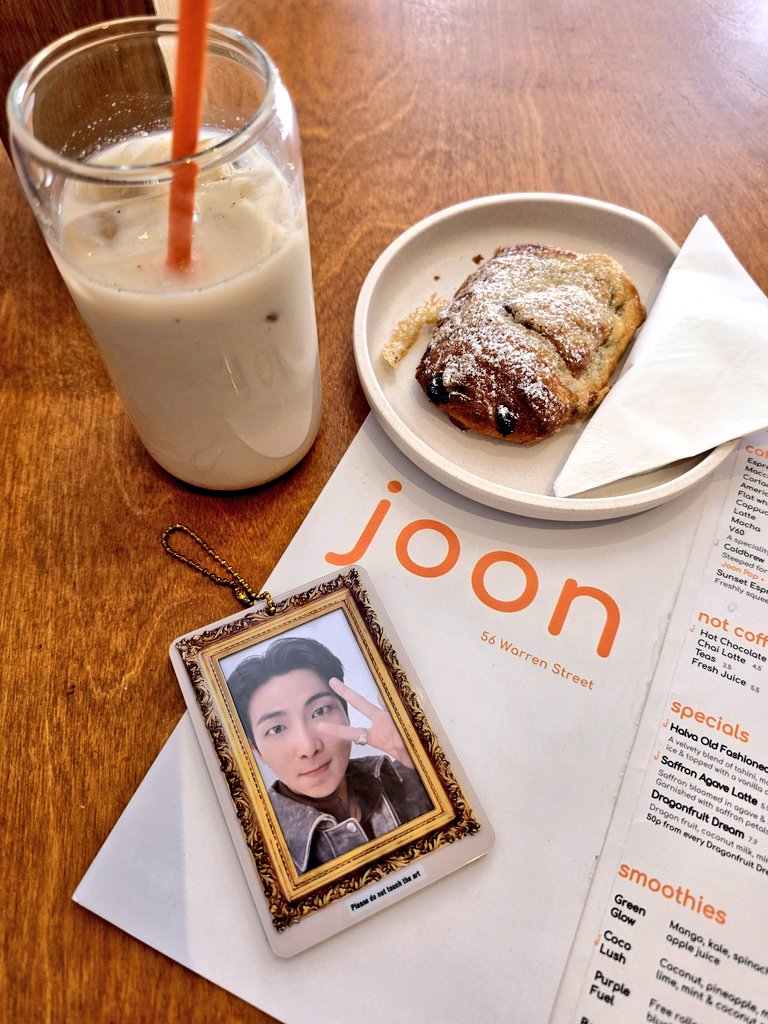 MoonieJoonieee's tweet photo. Found this Persian cafe near my hotel in London, apparently "joon" in Farsi means "life and soul" and "joonam" means "my life, my soul" 😭😭 https://t.co/HUFCquF5mh