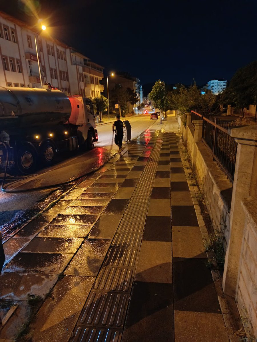 kovbel23's tweet photo. Temizlik ve itfaiye birimine bağlı ekiplerimiz mahallelerimizde temizlik, yıkama ve dezenfekte çalışmalarını gerçekleştirdi.

Temiz çevre, temiz Kovancılar için aşkla çalışıyoruz. https://t.co/cWrzNF5w6z
