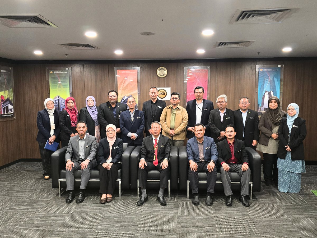 JKRKualaLumpur's tweet photo. Pada 6 Julai 2026, seluruh warga JKR WPKL dengan penuh rasa hormat dan gembira telah menyambut kedatangan Pengarah Baharu JKR WPKL, Ybrs. Ir. Hj. Mazlan bin Hj. Mustapha.
https://t.co/x6f757sSaH https://t.co/Ll9wdA2v6K