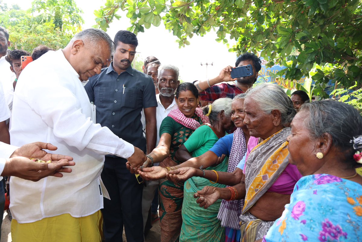 BussyAnand's tweet photo. மாண்புமிகு தமிழ்நாடு முதலமைச்சர் @CMOTamilnadu அவர்களின் அறிவுறுத்தலின்படி, இன்று காலையில் விழுப்புரம் மாவட்ட ஆட்சியர் அலுவலகத்தில் நடைபெற்ற ஆய்வுக் கூட்டத்தில் பங்கேற்கச் செல்லும் வழியில், விக்கிரவாண்டி வி.சாலை பகுதியில் நடைபெற்றுக் கொண்டிருந்த விக்சித் பாரத் – வேலைவாய்ப்பு மற்றும் வாழ்வாதாரத்திற்கான உத்தரவாத இயக்கம் (கிராமின்) திட்டப் பணிகளை நேரில் ஆய்வு செய்தேன்.!

பணியில் ஈடுபட்டிருந்த மக்களுடன் கலந்துரையாடி, திட்டத்தின் செயல்பாடுகள் மற்றும் பணிகளின் முன்னேற்றம் குறித்து கேட்டறிந்தேன். மேலும் அப்பகுதி மக்கள் வைத்த பல்வேறு கோரிக்கைகளை கேட்டறிந்து, அவற்றை மாண்புமிகு தமிழ்நாடு முதலமைச்சர் அவர்களின் கவனத்திற்கு உடனடியாக கொண்டு சென்று, விரைவான நடவடிக்கை எடுக்கப்படும் என உறுதியளித்தேன்.

மாண்புமிகு தமிழ்நாடு முதலமைச்சர், கழகத் தலைவர் @TVKVijayHQ அவர்கள் தலைமையில், நம் தமிழக வெற்றிக் கழகத்தின் முதல் மாபெரும் வெற்றி மாநாடு நடைபெற்ற விக்கிரவாண்டி வி.சாலைக்கு மீண்டும் சென்றது மனதிற்கு நெருக்கமான தருணமாக அமைந்தது.