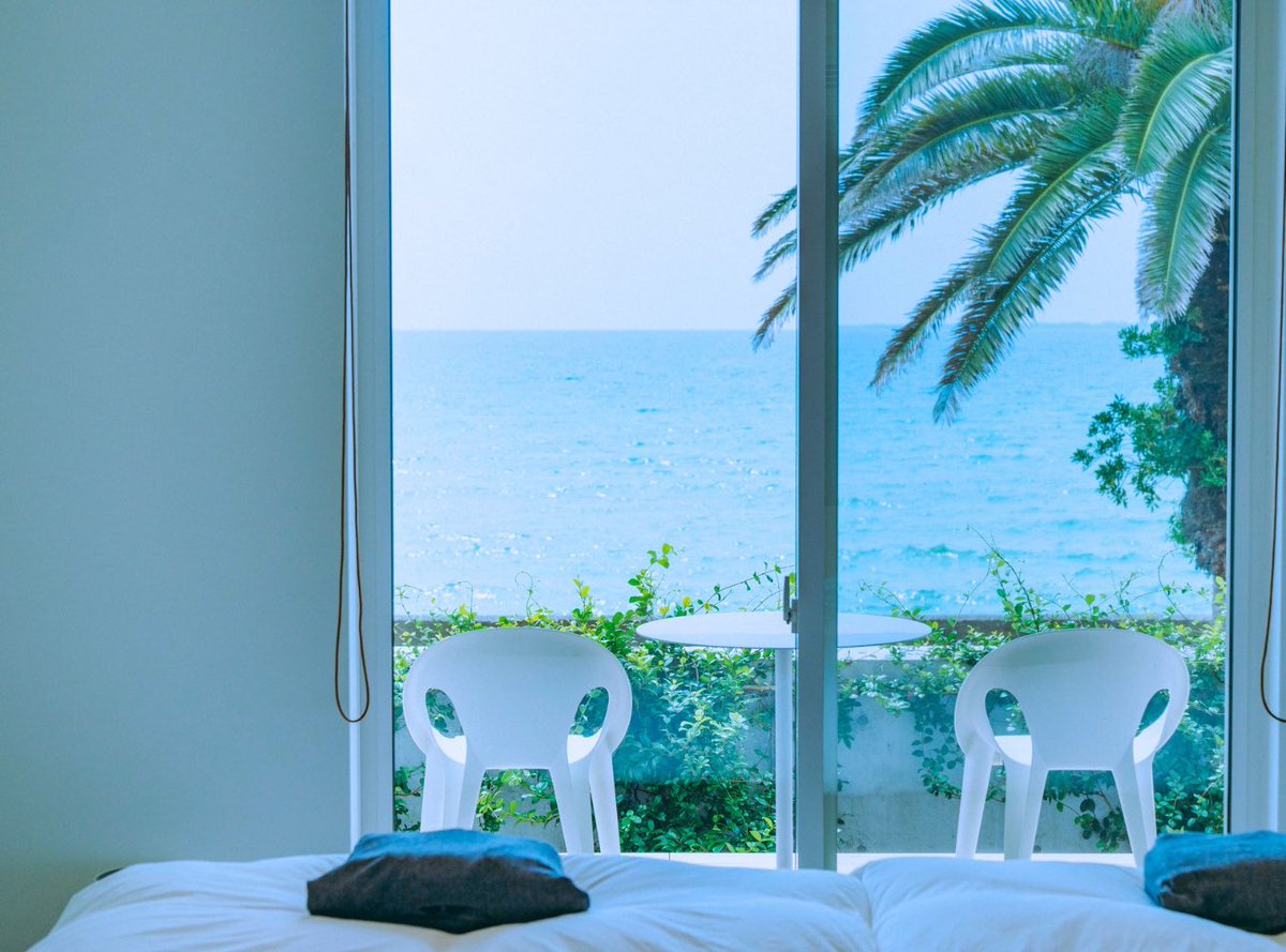 cospernda's tweet photo. 朝起きて、目の前がこの海だったら最高だろうなぁ〜。

部屋から五島の青い海が見えて、
ホテルのすぐ前には白い砂浜。

こんな場所で夏の朝を迎えてみたい。 https://t.co/tVlj7ZdYYg