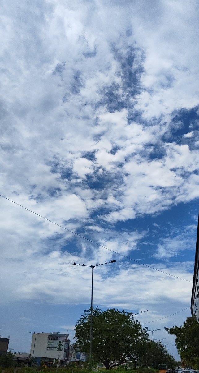 krishnaeyee's tweet photo. The sky is skying today https://t.co/FQ0QphubNc