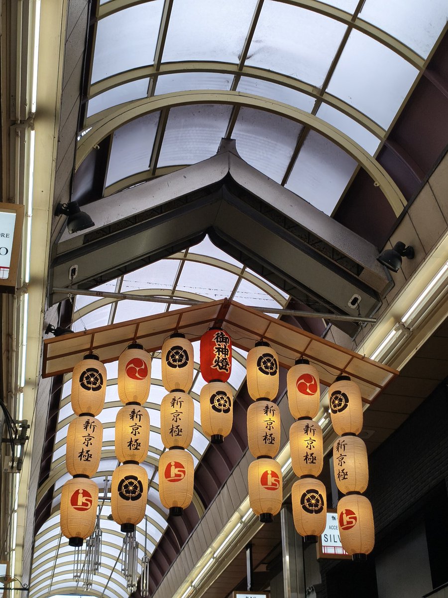solidsnakehuman's tweet photo. 所用で市内に来たら祇園祭モードになっててもうそんな季節か…早いどすなぁ

顔が入ってると揉めるかもしれないのでとりあえず今日の鴨川をお届けします

あと路上で聖書勧めてくるオバサン目が悟り開いてて怖かった

ニセ京都人からでした https://t.co/auqwaIBFT4