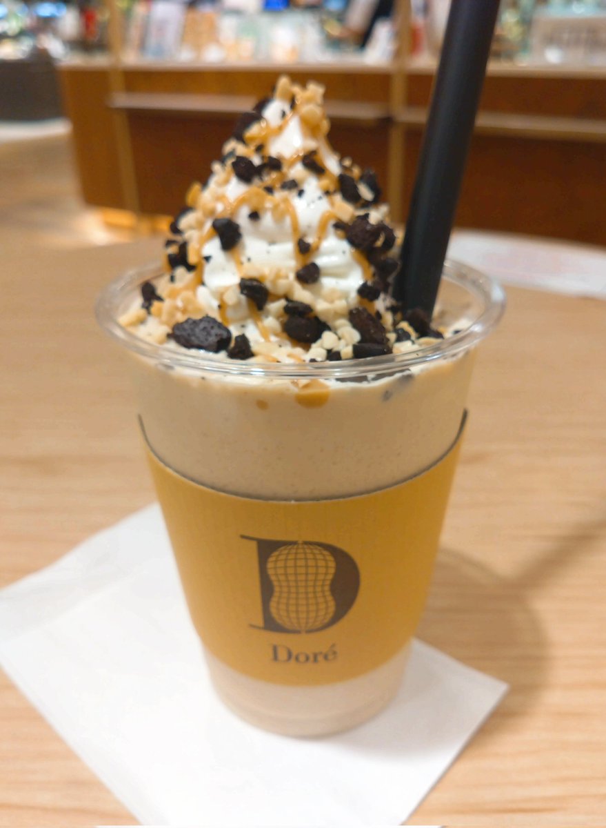 mocomocopanda's tweet photo. うめだ阪急地下２階でいただけるDoreのピーナッツスムージー🥜
今季すでに何回目だろう…ホントに美味しい〜🥜
ソフト用にスプーンをつけてもらえた日の方がソフトクリームだけでも味わえるし、ピーナッツも濃厚なので私は好きだなぁ🍦🥜 https://t.co/GWvIEEXM5K