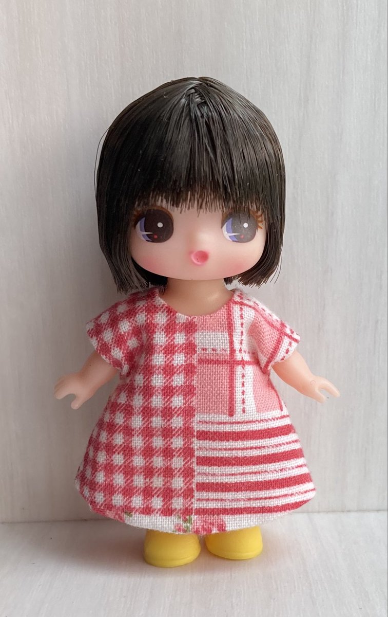 rokuichidoll's tweet photo. ぷちリカちゃんを黒髪で植毛しました🥰
合わせて何か可愛いドレス〜？どうしよう？う〜ん💦

それで試しにGeminiに頼んでドレスを着せたら、自分のレベルをはるかに超えててびっくり😳

以下は覚え書きです。
ボークスヘア１３センチ
ヘアは約1.5束
脳天彩色無しで毛量少な目
タグガン打ち https://t.co/M0o6dv2CCg