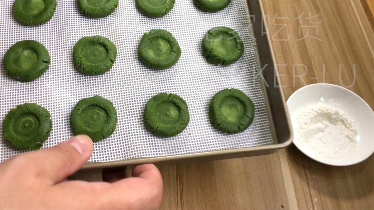 eleni_aris's tweet photo. Just aced the group project with my teammate who brought matcha cookies AND fixed our broken presentation remote — office wins don’t get better than this! https://t.co/vylHxDmWhu