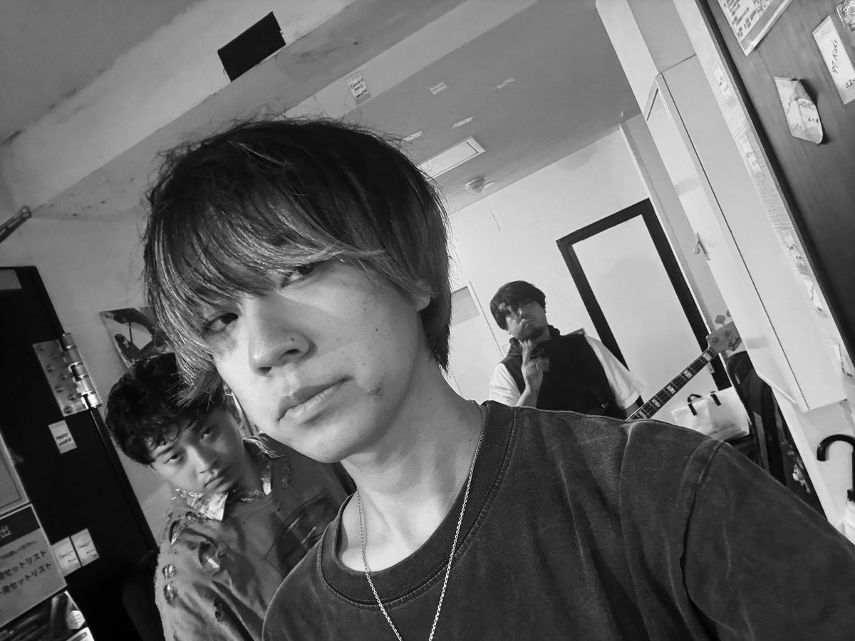 eggplanter108's tweet photo. 全員目つき悪い、、

こんな僕たちのライブにきてくれていつもありがとう🚀 https://t.co/iXWxGK9gXq