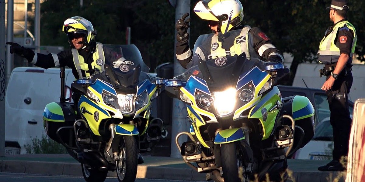 DSocialista_'s tweet photo. Un policía municipal atropella con una moto a tres personas en Madrid

Una de las tres jóvenes que resultaron heridas tuvo que ser trasladada de urgencia al Hospital​​​​​​​ y se encuentra en estado grave; el agente está de baja tras “resultar herido”.

➡️https://t.co/S5lUlEOKlV https://t.co/sORcmmchEZ