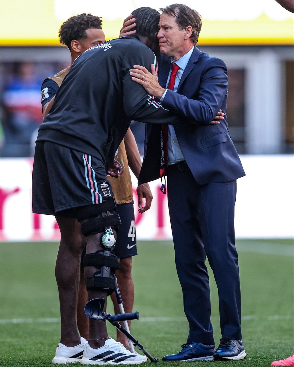 _BeFootball's tweet photo. 🚨🚨💣 TERRIBLE : LIGAMENTS CROISÉS ET FIN DE COMPÉTITION POUR AMADOU ONANA 🇧🇪 !!!!!! 😰

Énorme coup dur pour la Belgique mais aussi Aston Villa. 

(@David_Ornstein) https://t.co/LVzkiXH44H