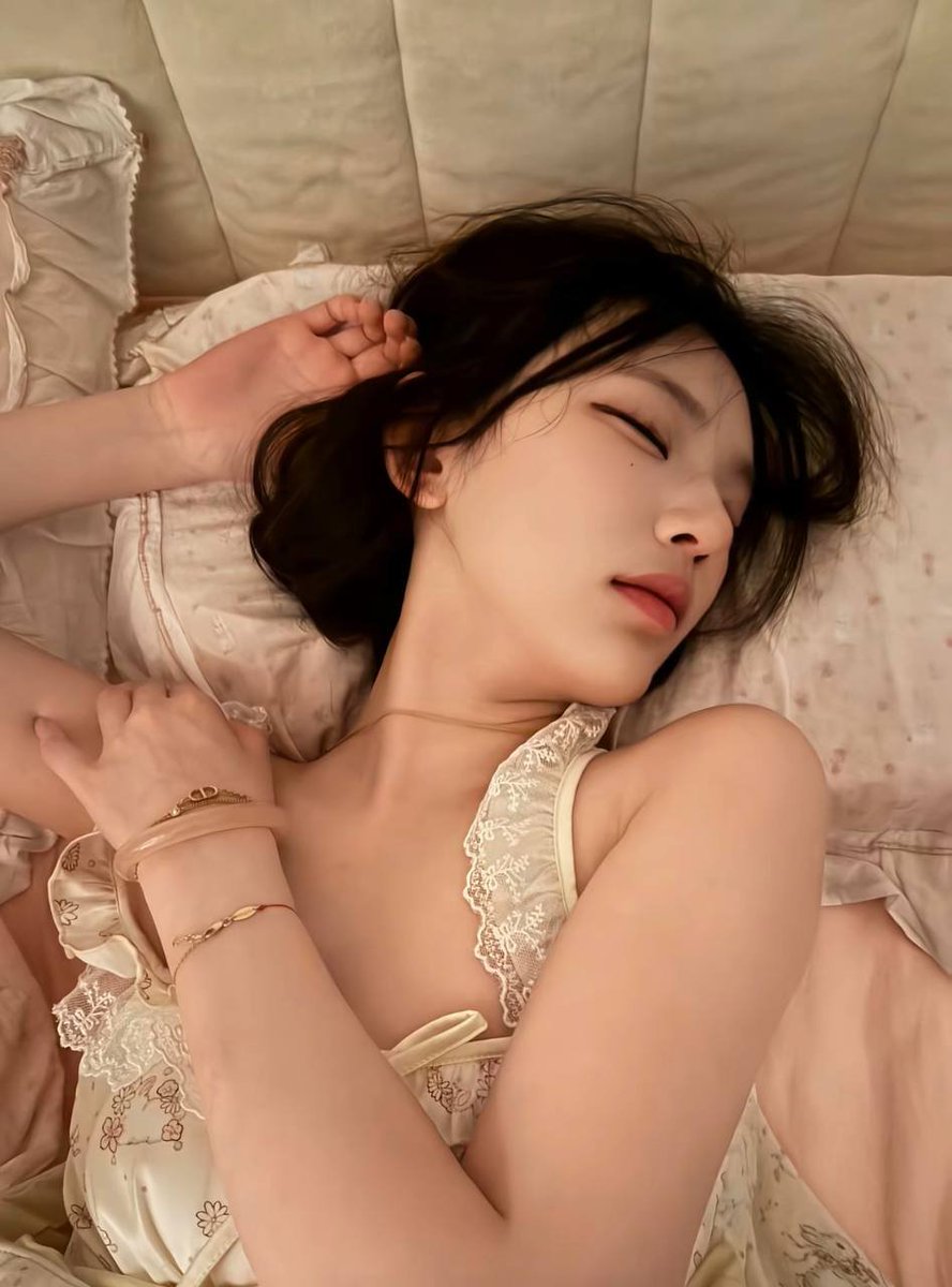 Goulariver's tweet photo. 超美单纯小美女 从小被家里人保护的太好了太单纯了。。 被我三言���语哄骗了 去她家中喝酒聊天 下yao后睡着抱去卧室 mi中破处还是第一次 #迷玩 https://t.co/ZXidLTet9A