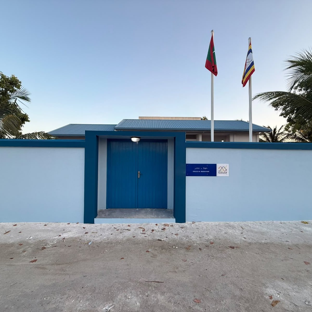 STELCOMALDIVES's tweet photo. މ. އަތޮޅުގެ ރަށްތަކުގެ ޔުޓިލިޓީ ޚިދުމަތާއި މި ކުންފުނިން ހަވާލުވުމަށްފަހު، އެ ރަށްތަކުގެ ޚިދުމަތާއި، ޚިދުމަތްދޭ އިމާރާތްތަކުގެ ފެންވަރު ރަނގަޅުކުރުމަށްޓަކައި ކުރެވެމުންދާ މަސައްކަތުގެ ތެރެއިން، މ. މަޑުއްވަރީ ޕަވަރހައުސްގެ އާބާތުރަ ފިލުވުމުގެ މަސައްކަތް މިހާރު ދަނީ ކުރެވެމުން. https://t.co/rkMZ57qlvf