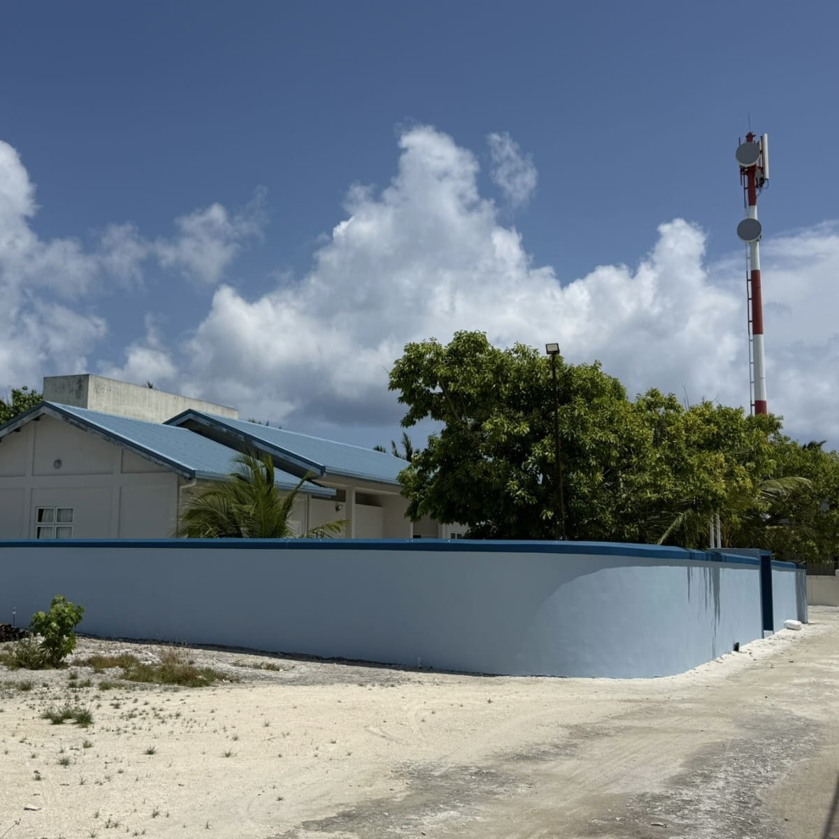 STELCOMALDIVES's tweet photo. މ. އަތޮޅުގެ ރަށްތަކުގެ ޔުޓިލިޓީ ޚިދުމަތާއި މި ކުންފުނިން ހަވާލުވުމަށްފަހު، އެ ރަށްތަކުގެ ޚިދުމަތާއި، ޚިދުމަތްދޭ އިމާރާތްތަކުގެ ފެންވަރު ރަނގަޅުކުރުމަށްޓަކައި ކުރެވެމުންދާ މަސައްކަތުގެ ތެރެއިން، މ. މަޑުއްވަރީ ޕަވަރހައުސްގެ އާބާތުރަ ފިލުވުމުގެ މަސައްކަތް މިހާރު ދަނީ ކުރެވެމުން. https://t.co/rkMZ57qlvf