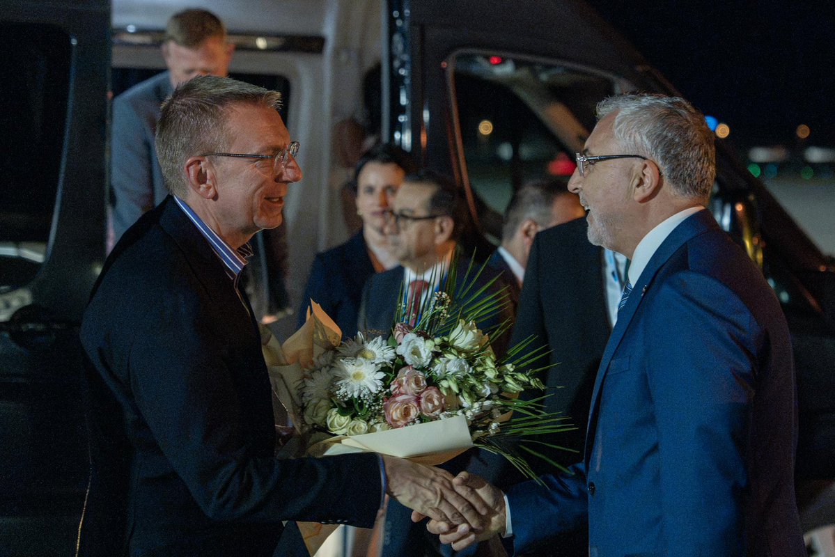edgarsrinkevics's tweet photo. Šorīt trijos no rīta ielidojām Ankaras lidostā, šodien un rīt NATO samits. Latvijai būtiski, lai Alianse saglabā vienotību par 5.panta (kolektīvā aizsardzība) izpratni, vienojas par spēju attīstību un tālāku atbalstu Ukrainai. https://t.co/4myyZFkyW4