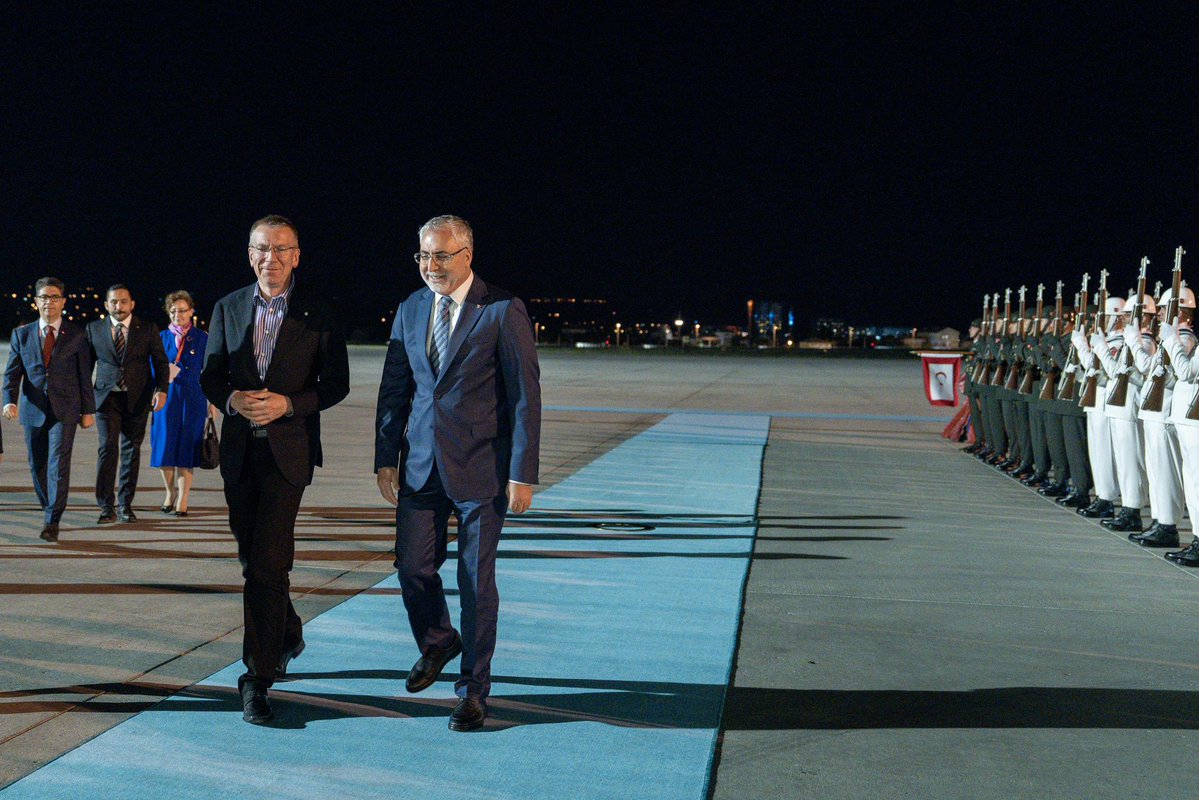 edgarsrinkevics's tweet photo. Šorīt trijos no rīta ielidojām Ankaras lidostā, šodien un rīt NATO samits. Latvijai būtiski, lai Alianse saglabā vienotību par 5.panta (kolektīvā aizsardzība) izpratni, vienojas par spēju attīstību un tālāku atbalstu Ukrainai. https://t.co/4myyZFkyW4