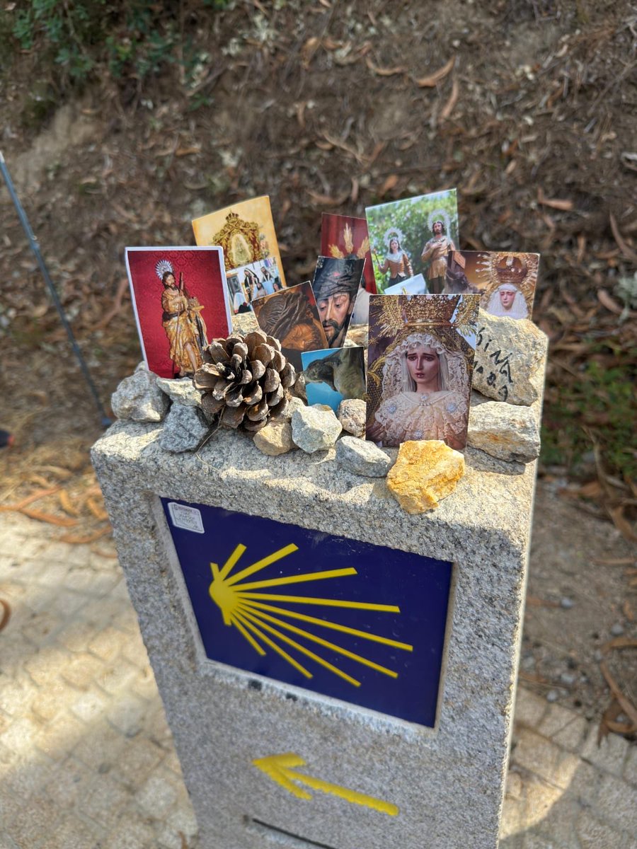 HSentierro's tweet photo. A lo largo de nuestro Camino hemos ido dejando las estampas de las Hermandades de Penitencia, Sacramental y de Gloria de Las Cabezas. 

Un gesto con el que hemos querido llevarlas con nosotros en cada etapa, teniéndolas presentes en nuestra oración. https://t.co/2H6V9qoE10