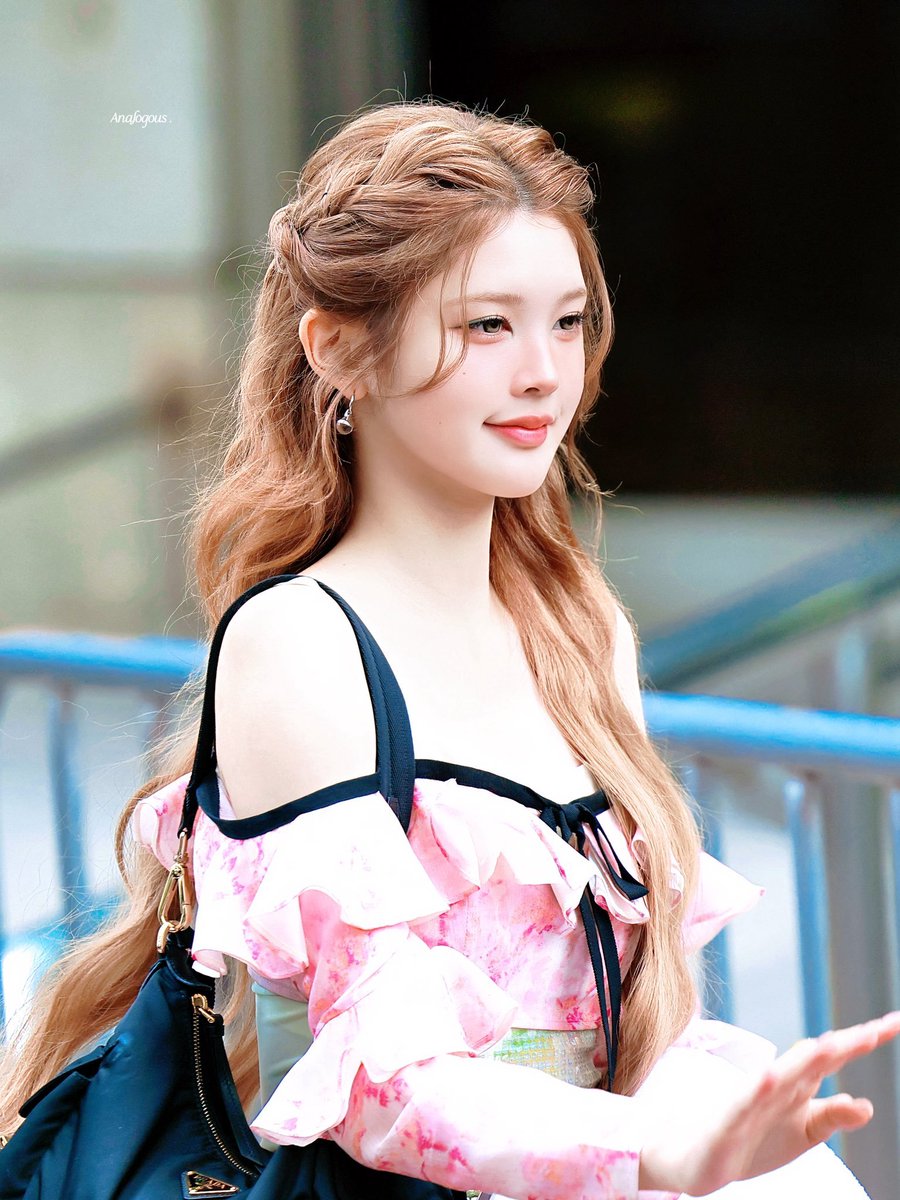 A_NA_LOOKS's tweet photo. Sincerely Hearts2Hearts A-NA should always stick to princessy hairstyles only! It brings out the royalty princess she is tho she is stunning in everything @SMTOWNGLOBAL.

#A_NA #에이나 #エイナ #卢惟那
#Hearts2Hearts #하츠투하츠 #H2H #LemonTang
@Hearts2Hearts https://t.co/fHSUG4hvPX