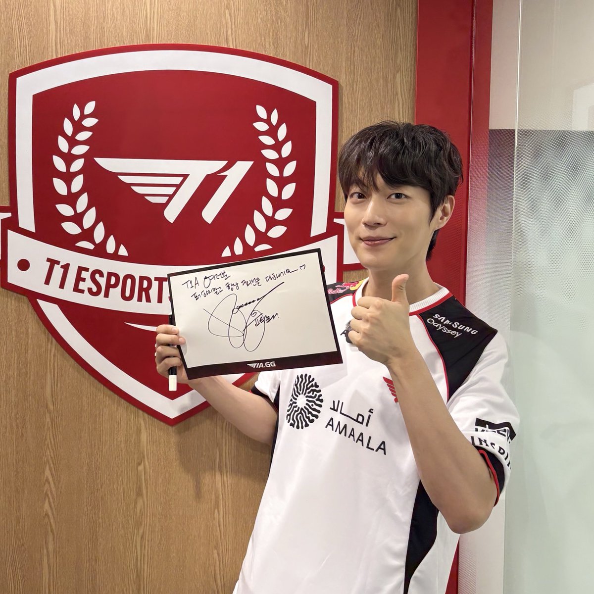 T1A_KR's tweet photo. 🎉 하이라이트(HIGHLIGHT) 윤두준님의 T1A 방문을 환영합니다!

-
Welcome to T1A, Yoon Dujun of HIGHLIGHT! ✨

#T1 #T1A #HIGHLIGHT #윤두준 https://t.co/kNxNM32ePj