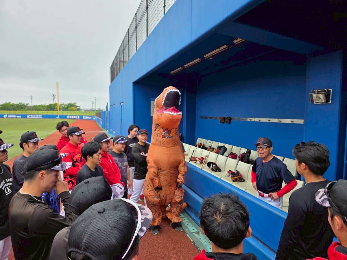 yao68141315's tweet photo. ちなみに、苦しまない悩まないチームの主砲！伊藤海斗先生は代表決定戦当日！チームを盛り上げるため恐竜君に変身して登場してくれました。さすがウチの四番！ https://t.co/wMJU9h8s6o