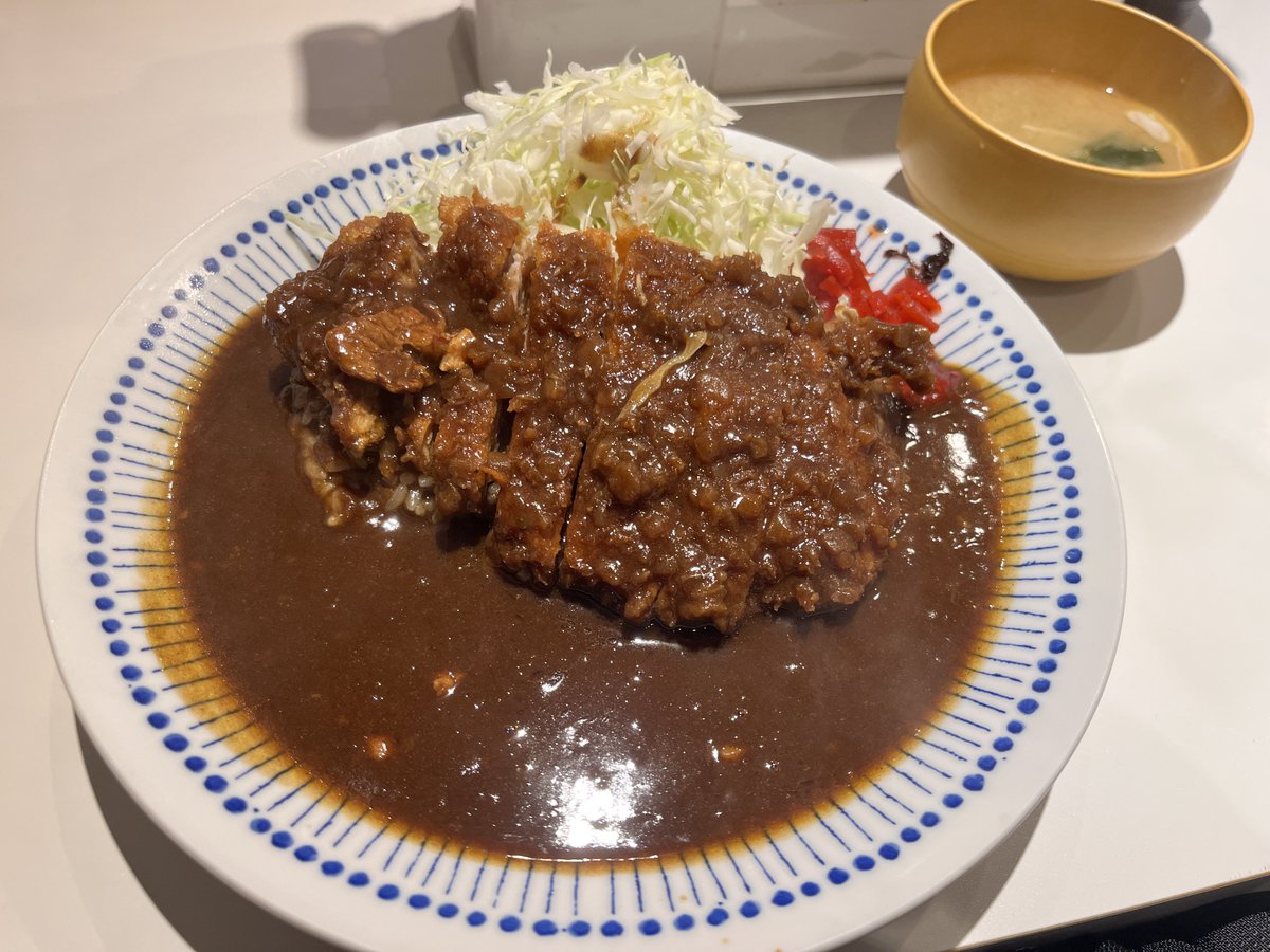 akibaru2022's tweet photo. 秋葉原はカレー激戦区と言われてますが、なかでもよく食べるのが「福与志」のカツカレー（1000円）。ここは街のとんかつ屋さんなのにカツカレーが大人気。熱々のカレーはコクと旨味がたっぷりで、専門店並みの美味しさ。そこにとんかつ屋さんのとんかつが乗ったらそりゃ美味いに決まってます。感謝！ https://t.co/3YdXRLQdPy