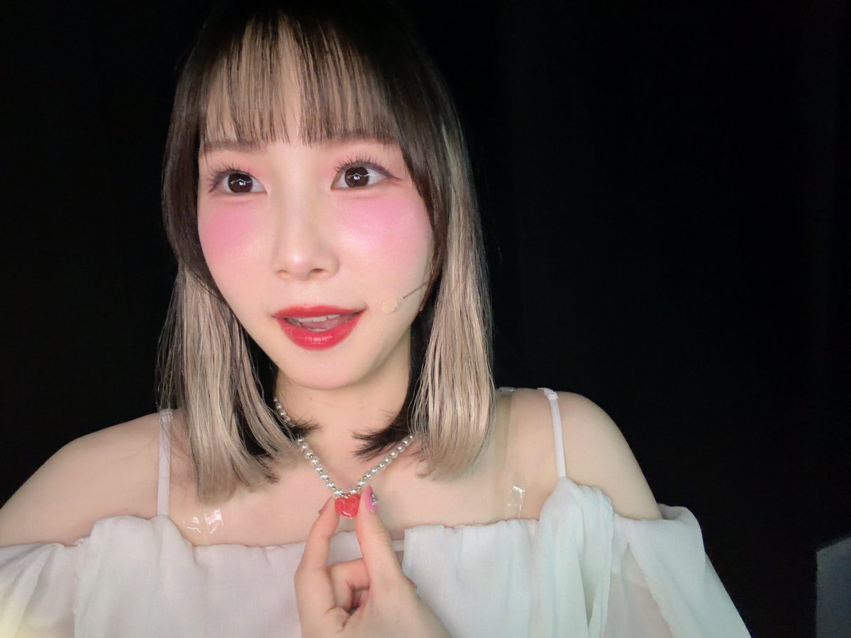ma_akane1014's tweet photo. 私服衣装〜✨
このお洋服、イヴちゃんのノーマルカードのやつだよね！？再現度がすごくてびっくりしましたー！

改良を重ねた結果、可愛くて動きやすくて最強になった、、ほんとうにありがとうございました😭😭
(あかね)
#デレミュオブザデッド_観劇レポート https://t.co/Jm80uY8EL5