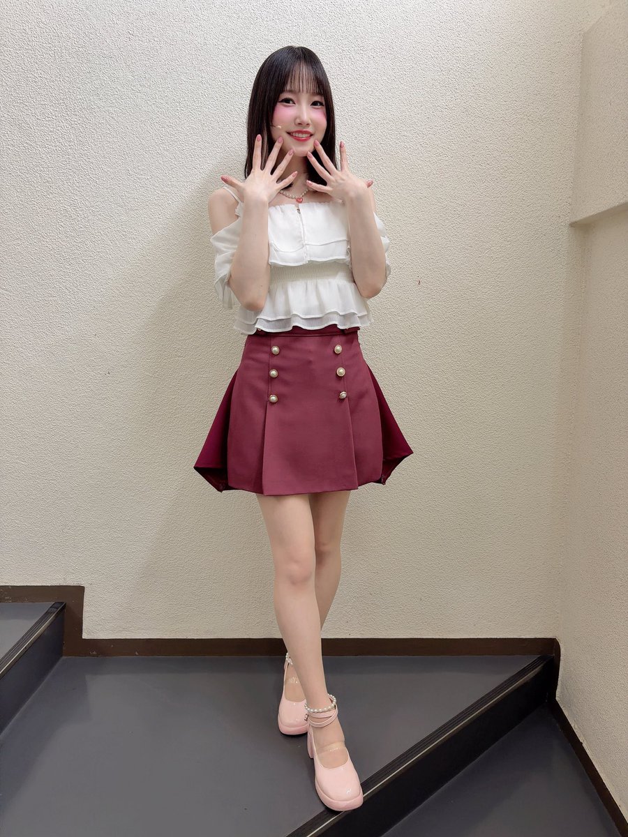 ma_akane1014's tweet photo. 私服衣装〜✨
このお洋服、イヴちゃんのノーマルカードのやつだよね！？再現度がすごくてびっくりしましたー！

改良を重ねた結果、可愛くて動きやすくて最強になった、、ほんとうにありがとうございました😭😭
(あかね)
#デレミュオブザデッド_観劇レポート https://t.co/Jm80uY8EL5