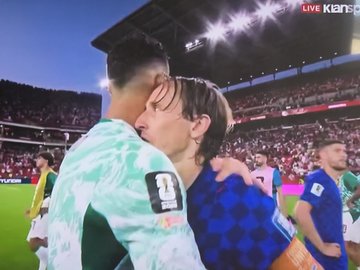 sakebuningen's tweet photo. #CopaMundialFIFA #CR7 #Modrić #Brezhnev #Honecker
Mein Gott, hilf mir, diese tödliche Liebe zu überleben https://t.co/7aGJgwjJK1