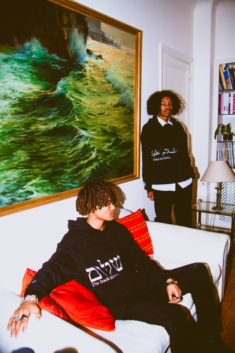 LiorNsnd's tweet photo. Sûrement l'un des plus gros regrets de ma vie.

Ne pas avoir persévéré avec ma marque de vêtements.

En 2021, j'ai lancé une marque de vêtements. C'était pas vraiment prévu, ça m'est un peu tombé dessus par hasard.

Au départ, c'était juste une idée. Puis les bonnes rencontres se sont enchaînées, et quelques semaines plus tard je me retrouvais avec un premier sample entre les mains.

Franchement, j'ai eu un joli succès à l'époque.

Quelques milliers d'euros de chiffre d'affaires, plusieurs boutiques qui distribuaient la marque, quelques pop-up stores...

Pour un projet lancé presque par hasard, je ne m'attendais pas du tout à ça.

Le problème, c'est que j'étais beaucoup trop perfectionniste.

Chaque pièce me demandait près d'1h de travail de ma main avant de pouvoir être envoyée.

À chaque vente, je gagnais de l'argent... mais je m'achetais surtout une heure de travail.

Les process étaient beaucoup trop longs, et j'ai fini par me décourager.

En ce moment, je réfléchis de plus en plus à relancer.

Le côté créatif me manque énormément.

Mais cette fois, je referais tout différemment.

Plus de stock.

L'usine expédie directement au client.

Je gagnerai peut-être moins sur chaque vente, mais si ça me permet de construire une vraie marque plutôt qu'un job, le calcul est vite fait.

Curieux d'avoir votre avis : est-ce que vous pensez qu'elles pourraient encore marcher aujourd'hui ?
