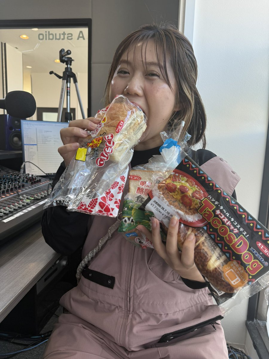 FmYanbaru's tweet photo. 🎁先着20様限定🎁

FMやんばるをお聞きの皆さんへ📻

7月は県産品奨励月間🌺
オキコ様よりご提供いただき
人気商品の限定パッケージや、沖縄県内メーカーとのコラボ商品をプレゼント！

📅7/7（火）～7/10（金）21:00
※なくなり次第終了

「ラジオを聞いて来ました！」でOK✨
ぜひお待ちしています🍞 https://t.co/XtFGfRnnKt