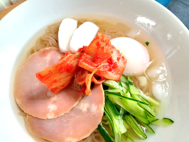 manaseka's tweet photo. 冷たい麺が美味しい季節ですが、冷やしラーメンと冷やし中華と冷麺は別のものなので、きちんと区別していただきたい。 https://t.co/BRhzbAWTlA