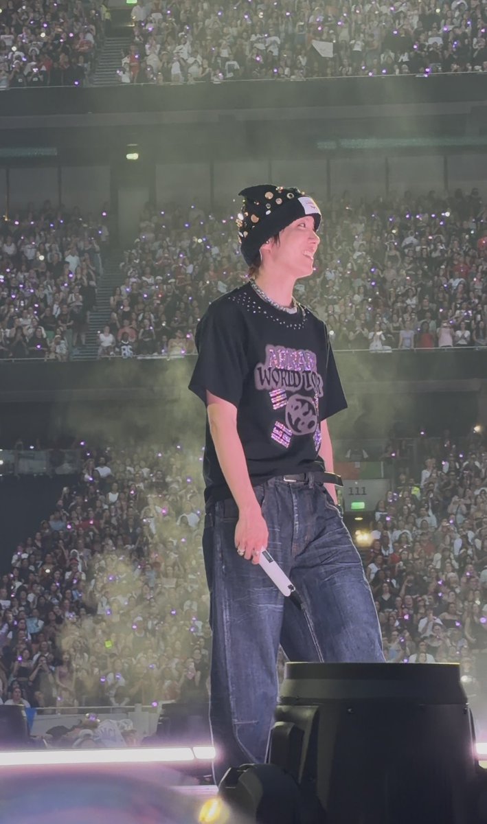 jebisluvr's tweet photo. hi so being this close genuinely didn’t feel real. TAKE ME BACK https://t.co/qS9WMjgcjd